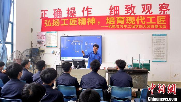 图为郑志明在给柳州城市职业学院的学生上课。　柳州城市职业学院供图